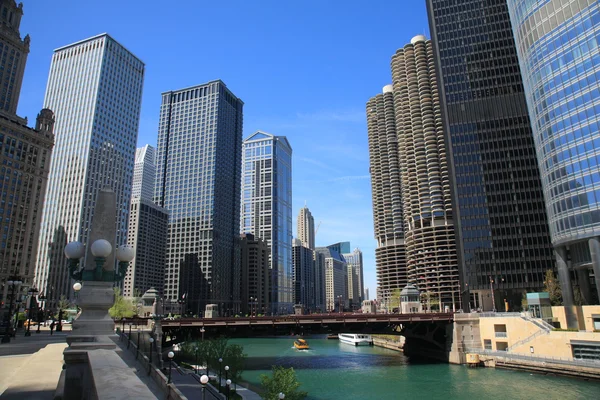 芝加哥河和天际线 — 图库照片