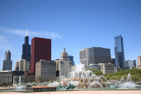芝加哥的天际线和喷泉 — 图库照片