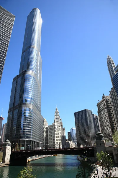 Chicago-folyóra és a skyline — Stock Fotó