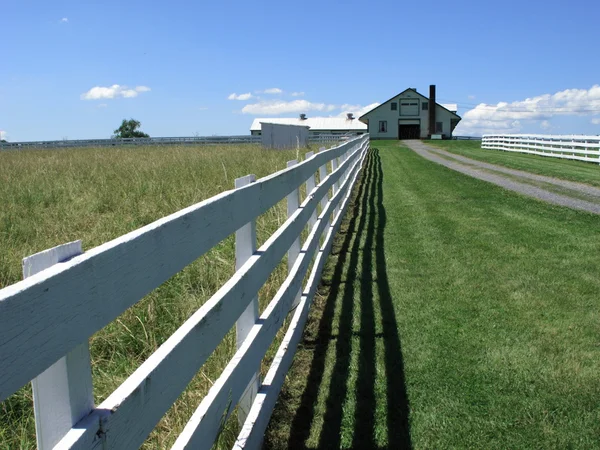 Zemědělská usedlost, plot a pole — Stock fotografie