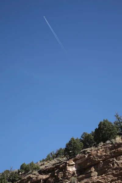 Горный склон и реактивный самолет — стоковое фото