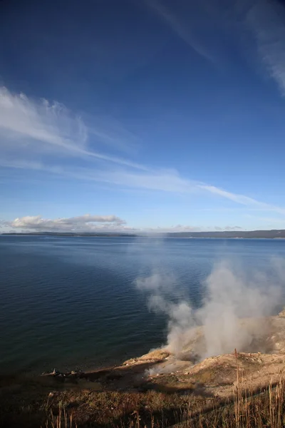 Йеллоустонское озеро и горячие источники — стоковое фото