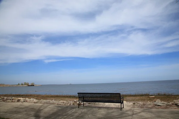 Lake en park bench — Stockfoto