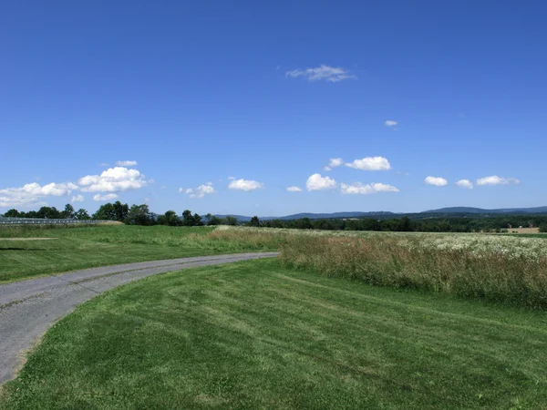 Country Road ja maisema — kuvapankkivalokuva