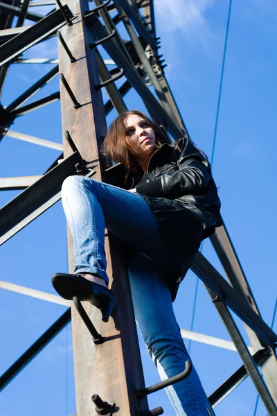 電気タワー上の女性 — ストック写真