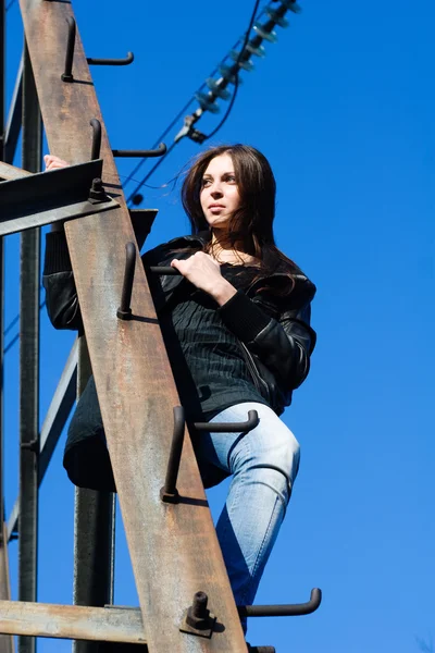 Žena na elektrickou věž — Stock fotografie