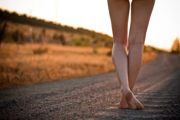 Mulher em pé na estrada rural — Fotografia de Stock