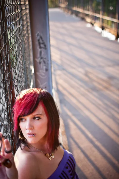 Portrait of young woman in urban area — Stock Photo, Image