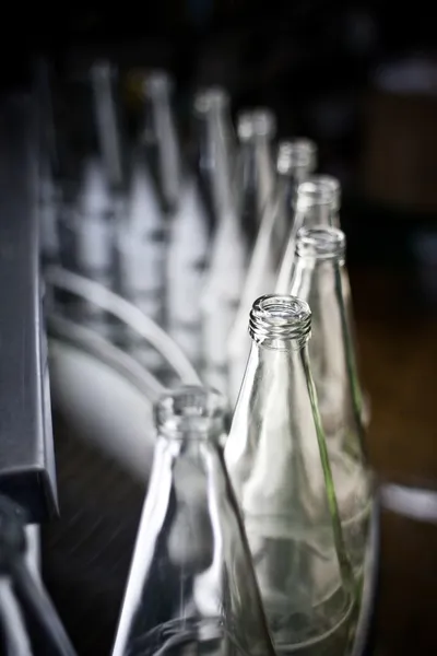 Riciclaggio bottiglia vuota per ottenere riempito — Foto Stock