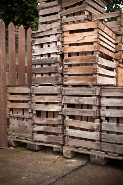 Velhas caixas de maçã vazias empilhadas — Fotografia de Stock