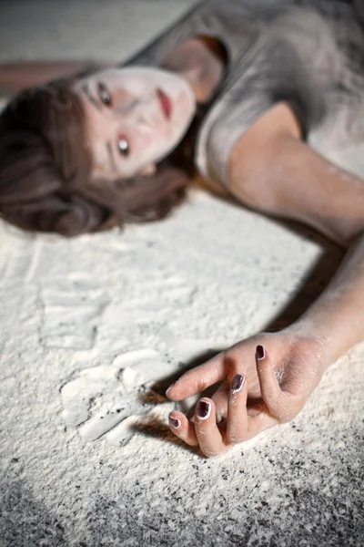 Молодая женщина, покрытая мукой — стоковое фото