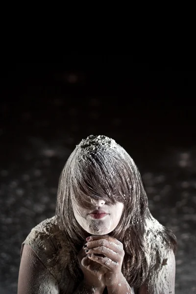 Ung kvinna omfattas i mjöl Royaltyfria Stockbilder