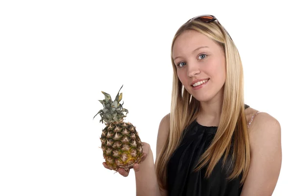 Flicka med ananas — Stockfoto