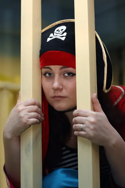 Pirat bakom galler — Stockfoto