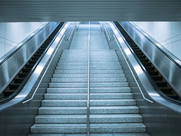 Escada rolante e escada — Fotografia de Stock