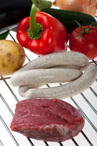 Surowe mięso, kiełbasy i warzywa na ruszt — Zdjęcie stockowe