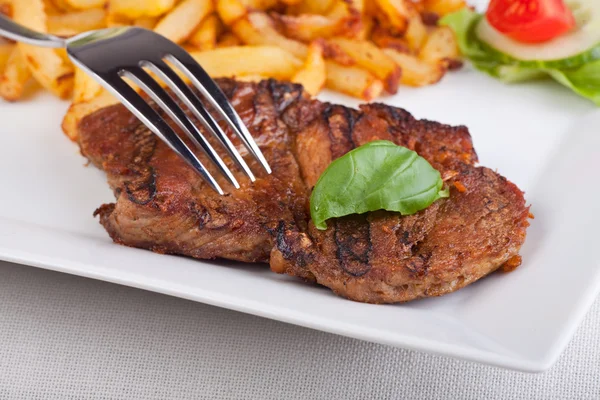 Güvenli Schweinesteak mit Pommes frites