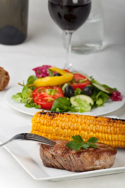 ステーキとグリルのトウモロコシの穂軸 — ストック写真