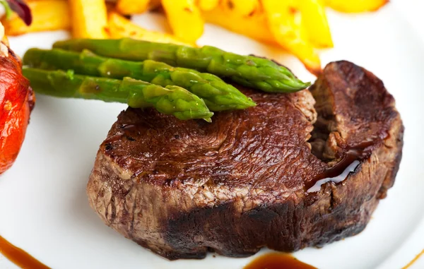 Roston sült steak zöld spárga — Stock Fotó