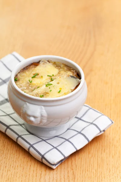 Sopa de cebola escalpada com queijo em uma panela de sopa — Fotografia de Stock