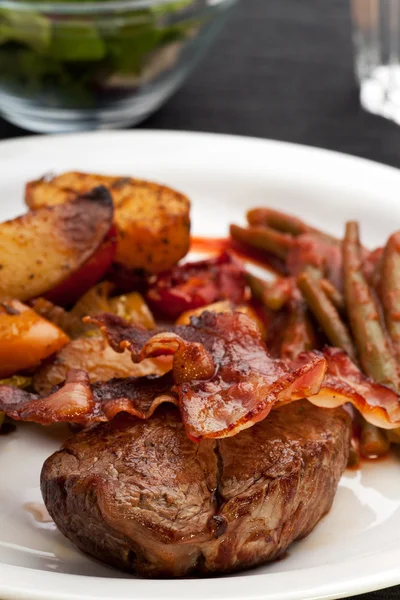 Steak grillé avec rayures de bacon — Photo