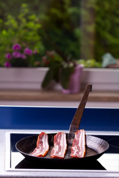 Tři proužky slaniny v pánvi — Stock fotografie