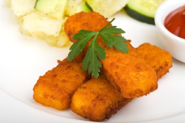 Üç Balık kroket ve patates salatası