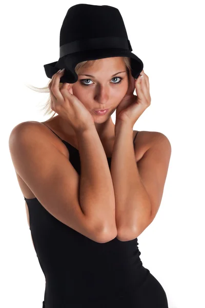 Młoda kobieta w czarnej sukience i kapeluszu — Zdjęcie stockowe