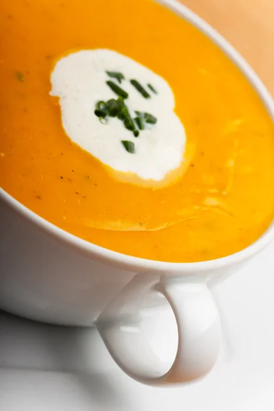 Pumpa soppa i en vit skål — Stockfoto