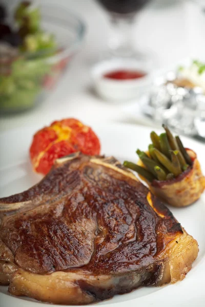 Švábské steak s pečenými smažené cibulové kroužky — Stock fotografie