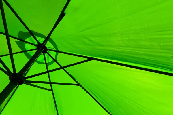 Detalhe de um guarda-sol verde — Fotografia de Stock