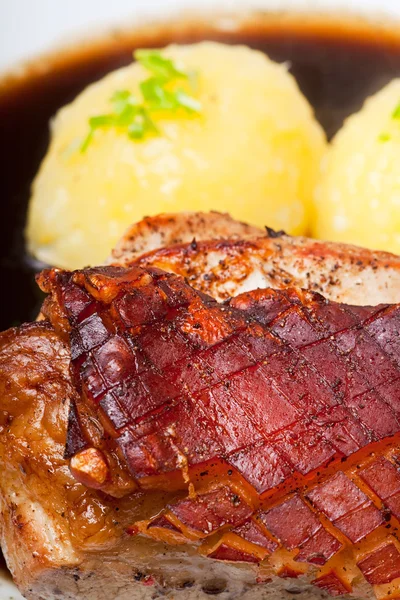 Баварское блюдо из свинины с картофельными пельменями — стоковое фото