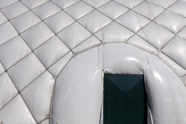 Detail eines luftgefüllten Zeltes an einem sonnigen Tag — Stockfoto