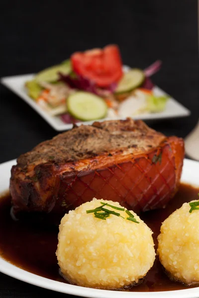 Plato de cerdo asado bávaro con albóndigas de patata — Foto de Stock