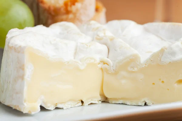 Sýr Camembert a rozinkami — Stock fotografie