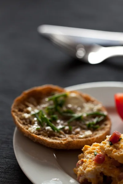 Äggröra och skinka kuber på en vit platta — Stockfoto