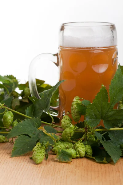 Beierse bier en hop vruchten op een houten tafel — Stockfoto