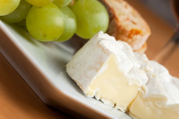 Sýr Camembert a rozinkami — Stock fotografie
