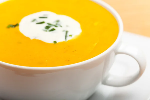 Pumpa soppa i en vit skål — Stockfoto