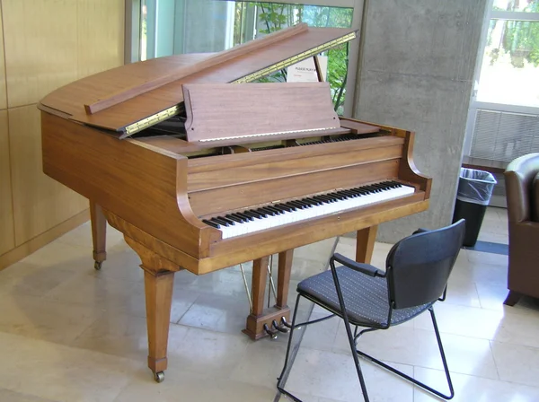 Stilvolles Klavier mit drei Pedalen lizenzfreie Stockfotos