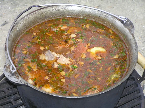 Киплячий суп в котлі — стокове фото