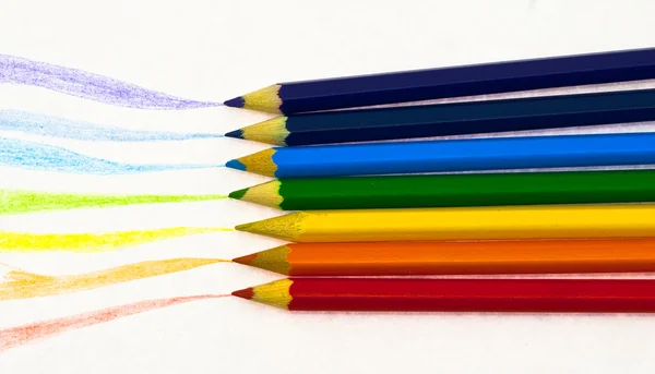 Renkli kalemler ve gökkuşağı — Stok fotoğraf