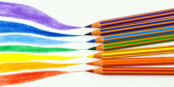 Kleur potloden en een regenboog Stockafbeelding
