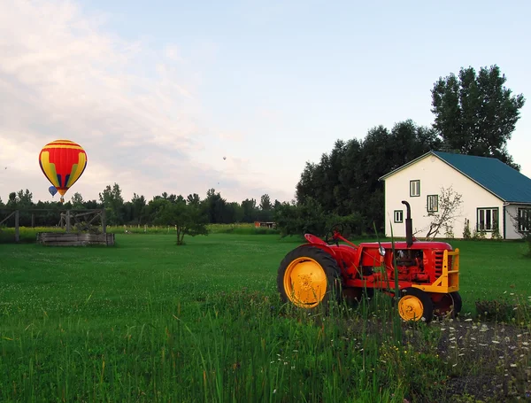 热气球和拖拉机 — 图库照片