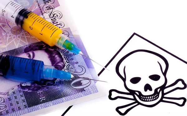 Colored Syringes on Money — Stock Photo, Image