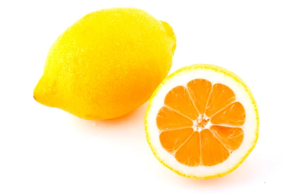 Ganze Zitrone und die Hälfte — Stockfoto