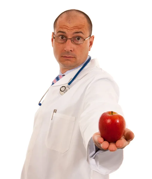 Läkaren håller ut ett äpple — Stockfoto
