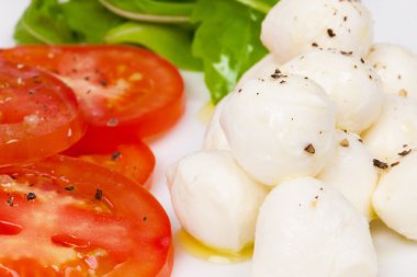 Mozzarella ve domates salatası.