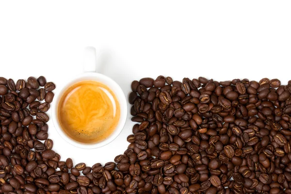 화이트 에스프레소 컵 커피 콩에 앉아 — 스톡 사진