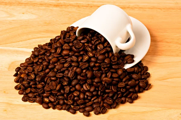 커피 원두와 컵 — 스톡 사진